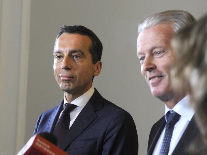 Vizekanzler Reinhold Mitterlehner (ÖVP/r.) und Bundeskanzler Christian Kern (SPÖ) über den Wahlsieg.