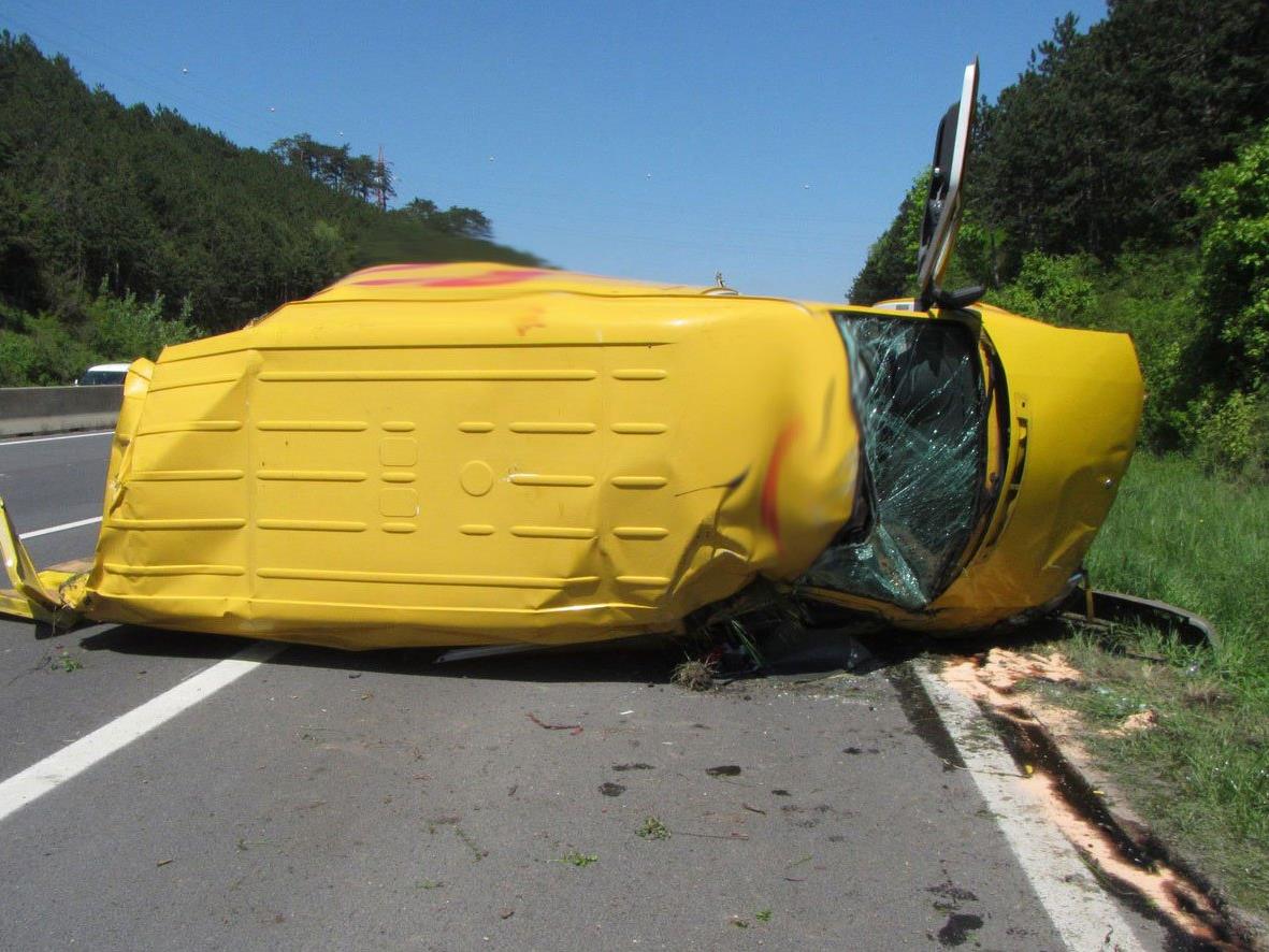 Der Klein-LKW nach dem Unfall auf der Südautobahn.