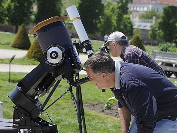 Betrachter während des Transit des Planeten Merkur vor der Sonne im Wiener Augarten Betrachter während des Transit des Planeten Merkur vor der Sonne im Wiener Augarten