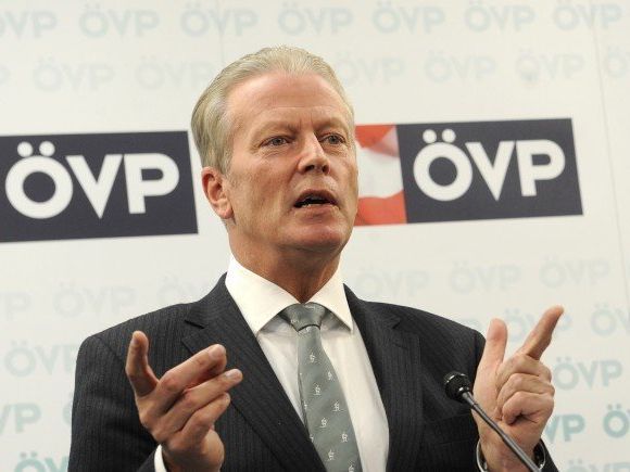 ÖVP-Chef Mitterlehner lässt über Ausrichtung der Partei konferieren ÖVP-Chef Mitterlehner lässt über Ausrichtung der Partei konferieren