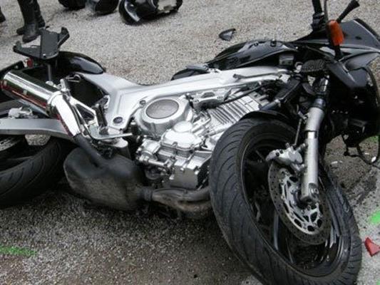 Mit einem Motorrad verunfallte ein Wiener mit seiner Nichte auf dem Sozius