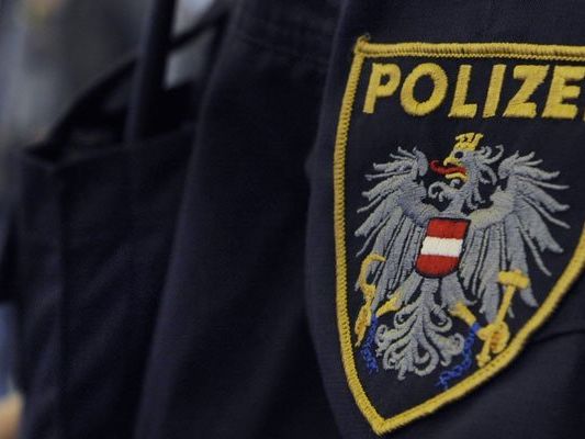 Ein 20-Jähriger kollidierte mit einem Polizeifahrzeug