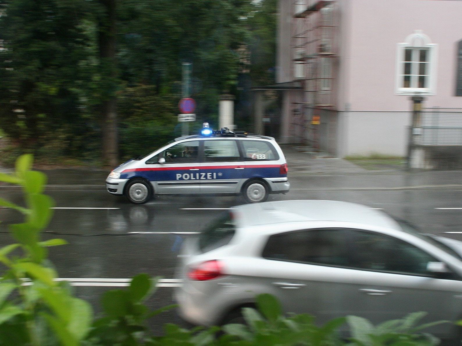Die Polizei sucht den jungen Mann auch in der Stadt Salzburg. Die Polizei sucht den jungen Mann auch in der Stadt Salzburg.