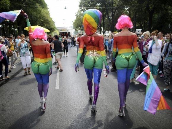 Freizügigkeit ist bei der Regenbogenparade Programm - und den Gegnern ein Dorn im Auge