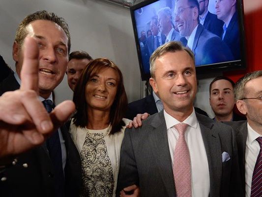 FPÖ-Chef Strache zeigt sich angesichts der ORF-Recherchen empört FPÖ-Chef Strache zeigt sich angesichts der ORF-Recherchen empört