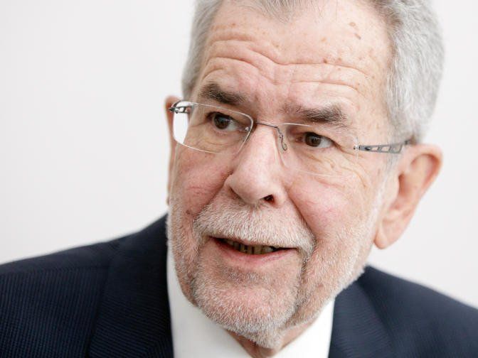 Die Van der Bellen-Fans sangen in einem Flashmob für ihn. Die Van der Bellen-Fans sangen in einem Flashmob für ihn.