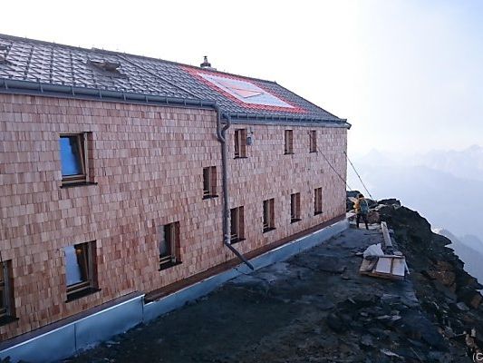 3.454 Meter über dem Meeresspiegel steht diese stattliche Hütte 3.454 Meter über dem Meeresspiegel steht diese stattliche Hütte