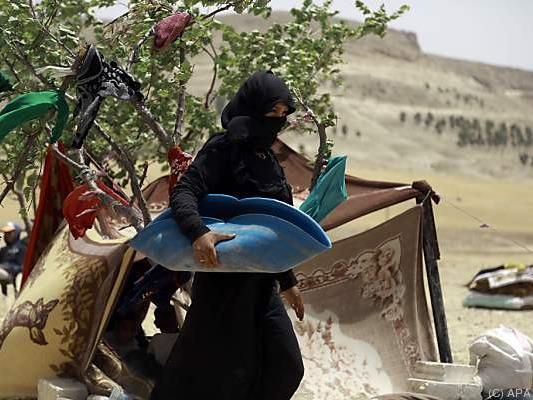 Eine Frau auf der Flücht vor dem IS