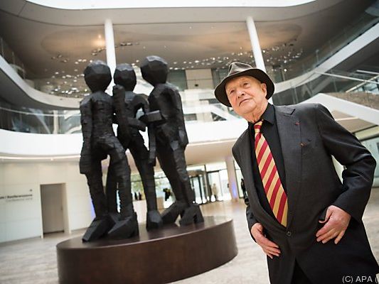 Der Künstler und seine neue Skulptur Der Künstler und seine neue Skulptur