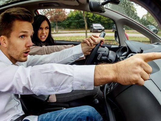 Zoff im Auto ist bei Pärchen meist vorprogrammiert. Zoff im Auto ist bei Pärchen meist vorprogrammiert.