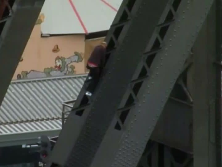 Der Mann kletterte auf die Harbour Bridge. Der Mann kletterte auf die Harbour Bridge.