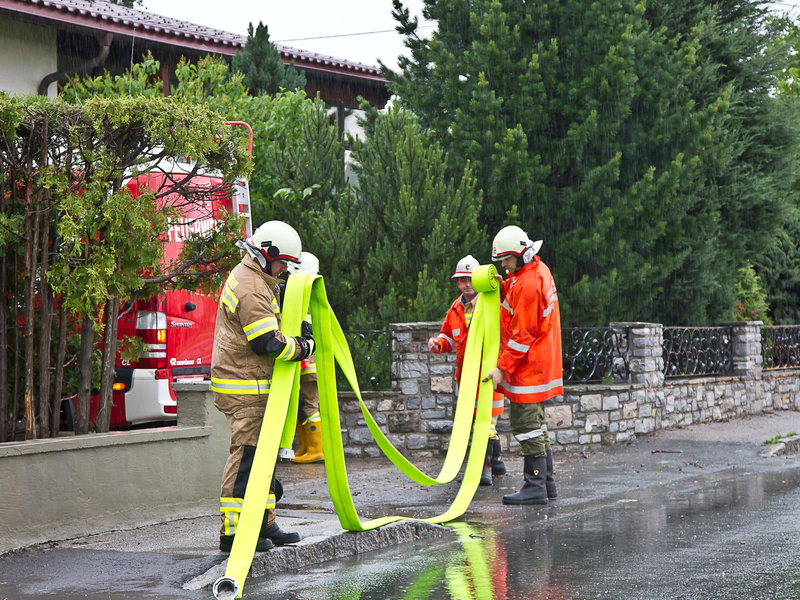 In Salzburg standen am Mittwoch rund 600 freiwillige Feuerwehrleute im Einsatz. Hier ein Bild aus Anthering.