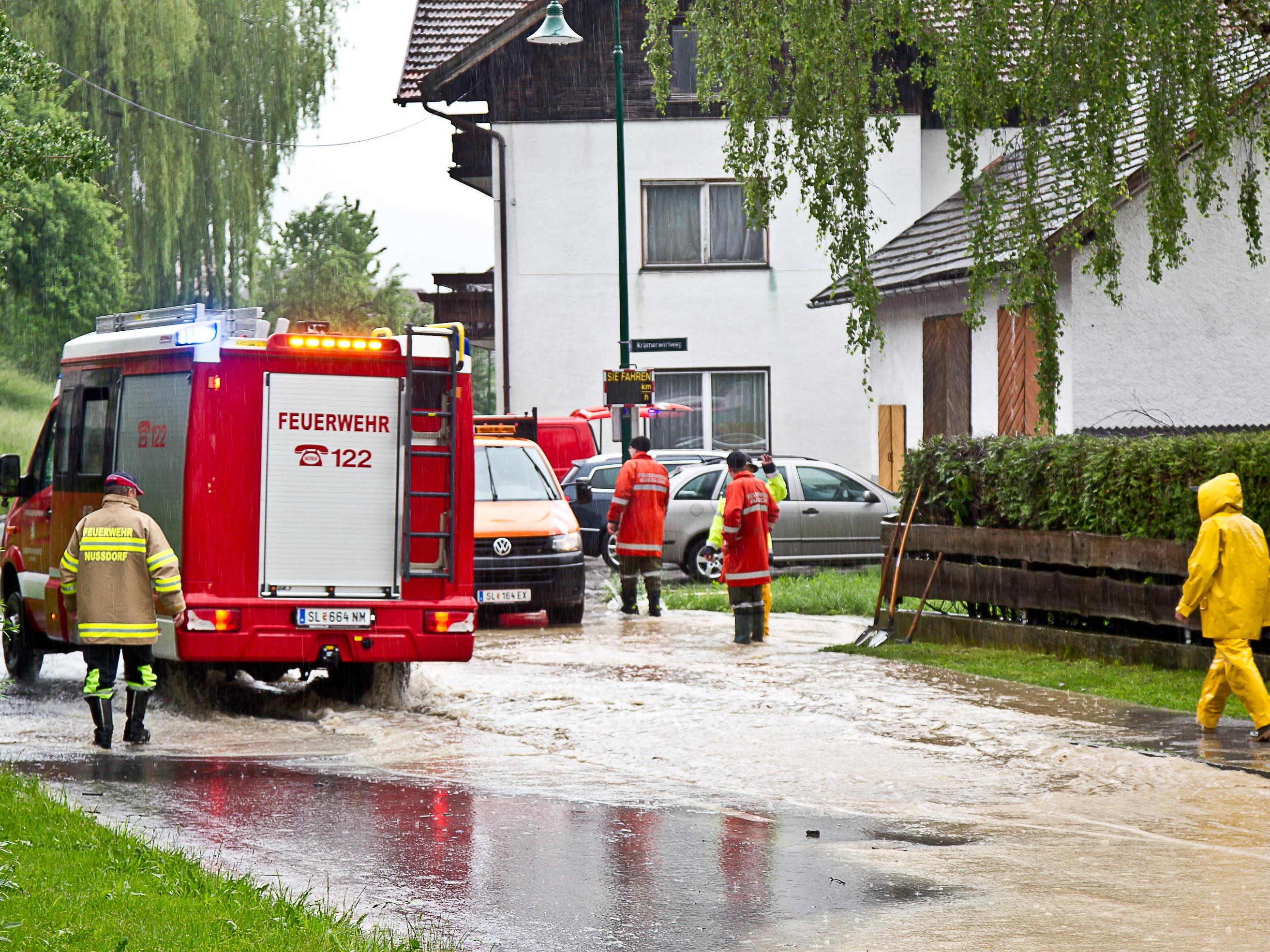 Fast 600 Feuerwehrleute standen von Mittwoch bis Donnerstag im Flachgau im Einsatz.