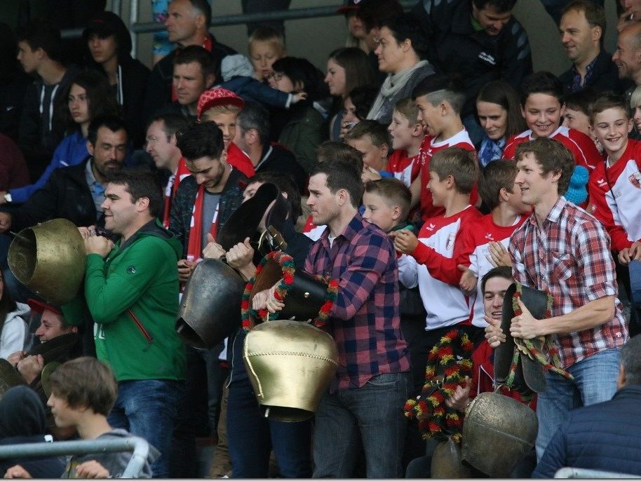 Die Egger Fans werden mit Kuhglocken die Mannschaft unterstützen Die Egger Fans werden mit Kuhglocken die Mannschaft unterstützen