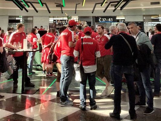 Fans warten am Flughafen Schwechat auf den Abflug nach Bordeaux. Fans warten am Flughafen Schwechat auf den Abflug nach Bordeaux.