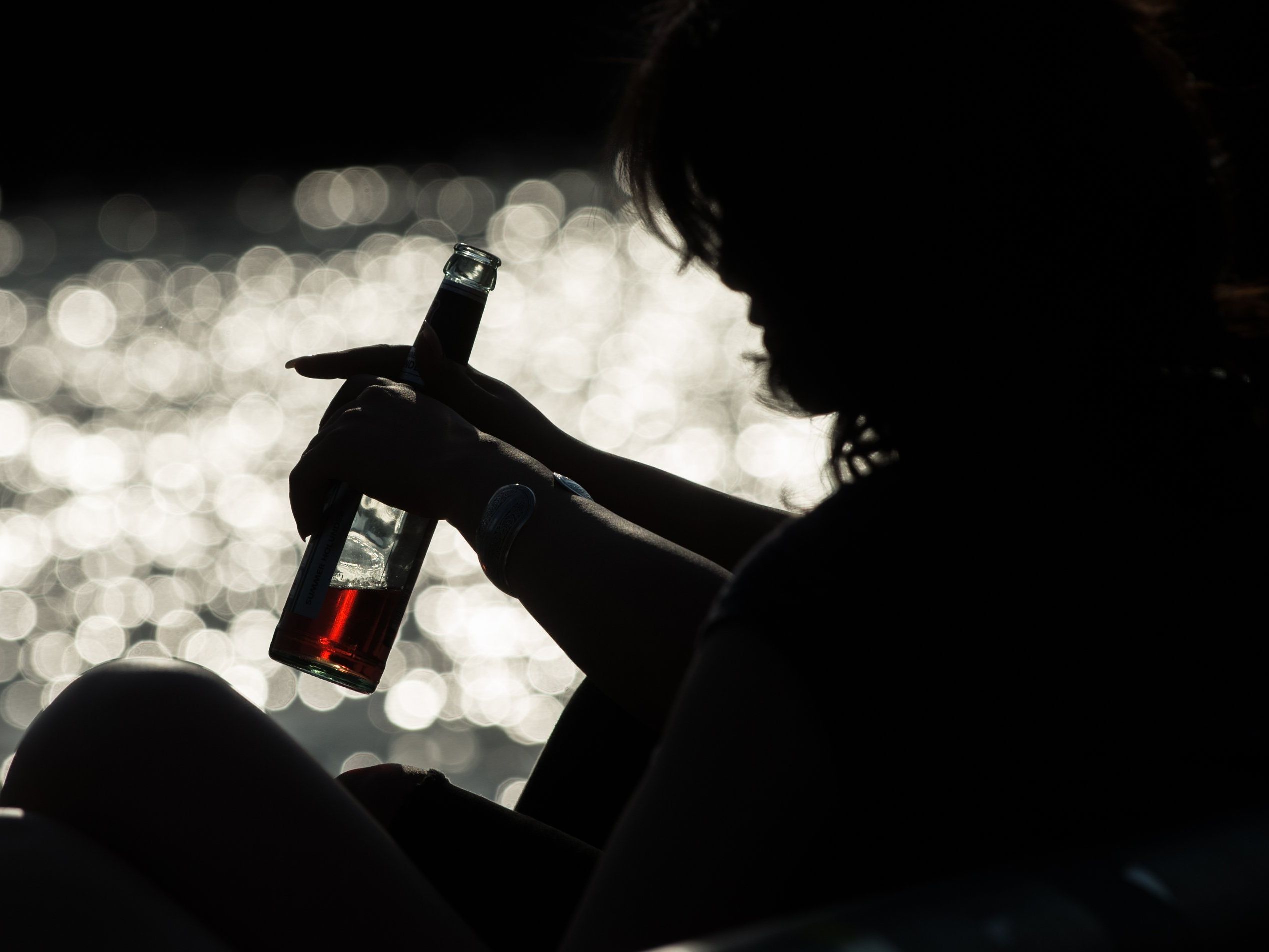 Der Mann trank die alkoholischen Getränke leer, ohne zu bezahlen. Der Mann trank die alkoholischen Getränke leer, ohne zu bezahlen.