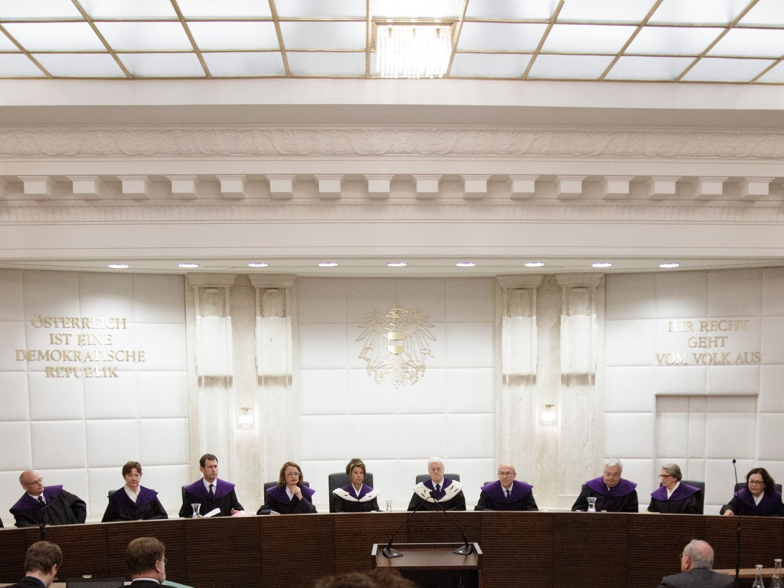 Beim Verhandlungsstart zur Bundespräsidentenwahlanfechtung. Beim Verhandlungsstart zur Bundespräsidentenwahlanfechtung.