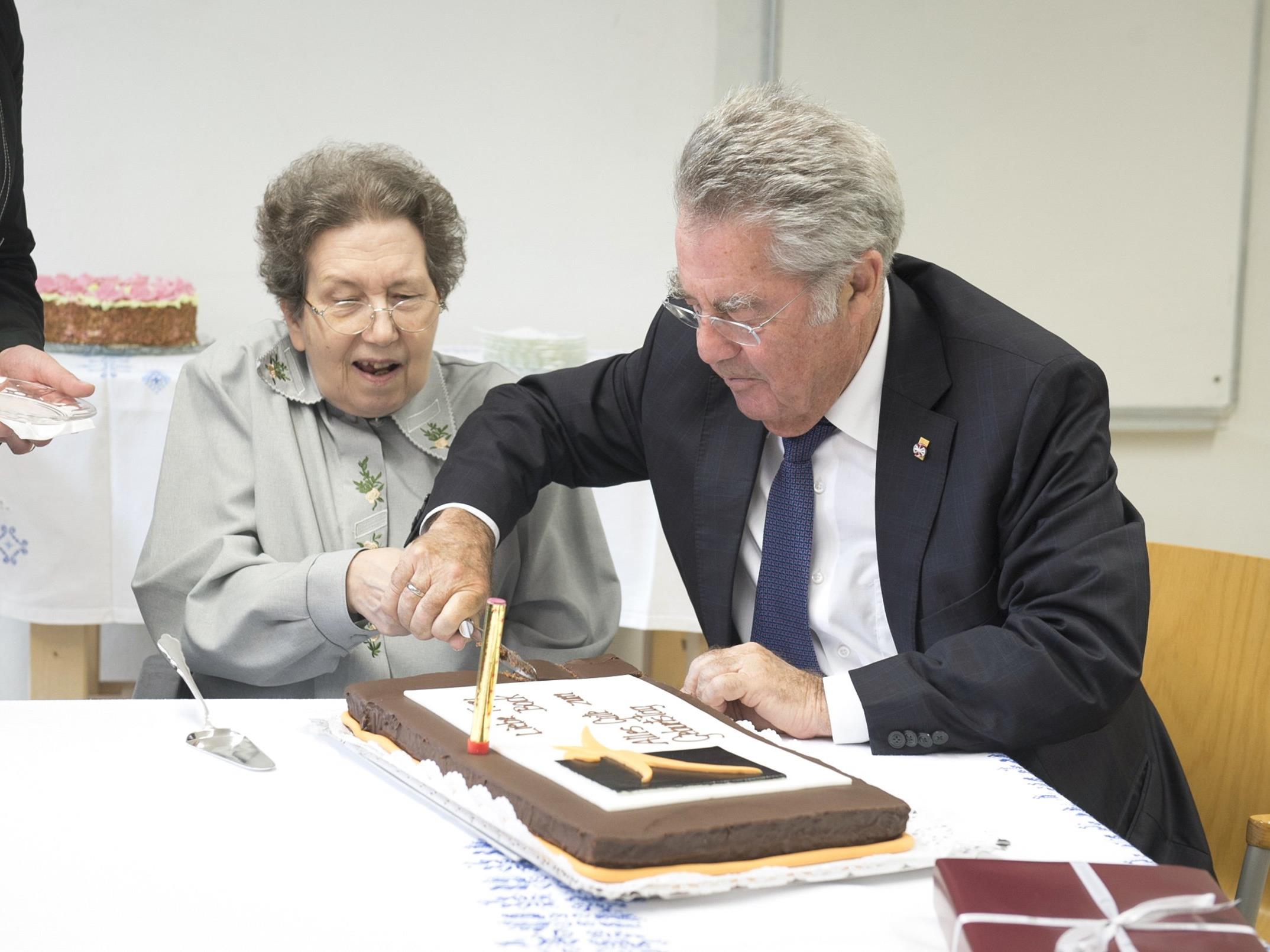 Heinz Fischer brachte Ute Bock einen Kuchen zum 74. Geburtstag mit.