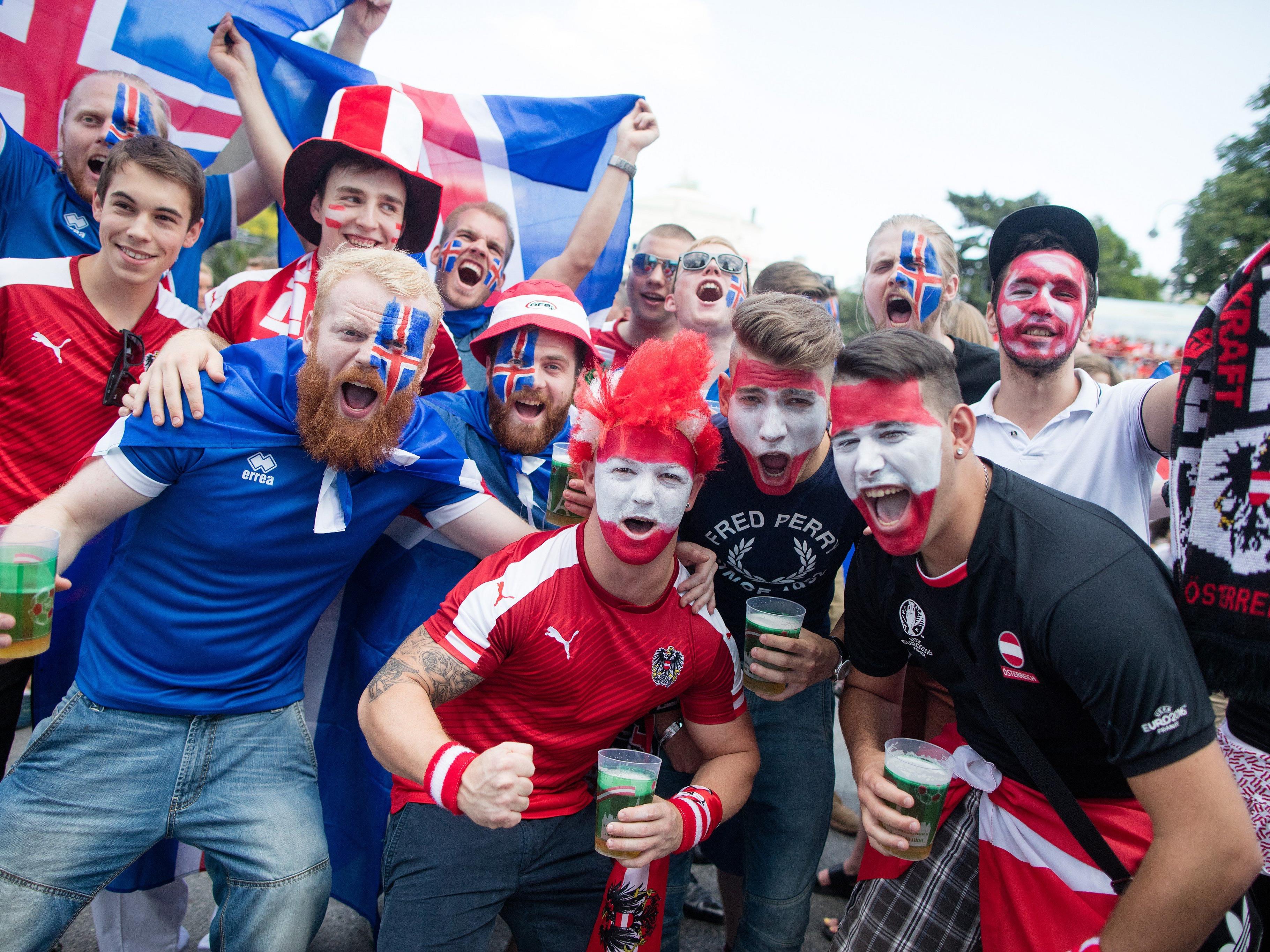 Österreichische und isländische Fans feiern vor dem EM-Match am Wiener Rathausplatz.
