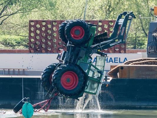 Ein Traktor musste aus der Donau gefischt werden.