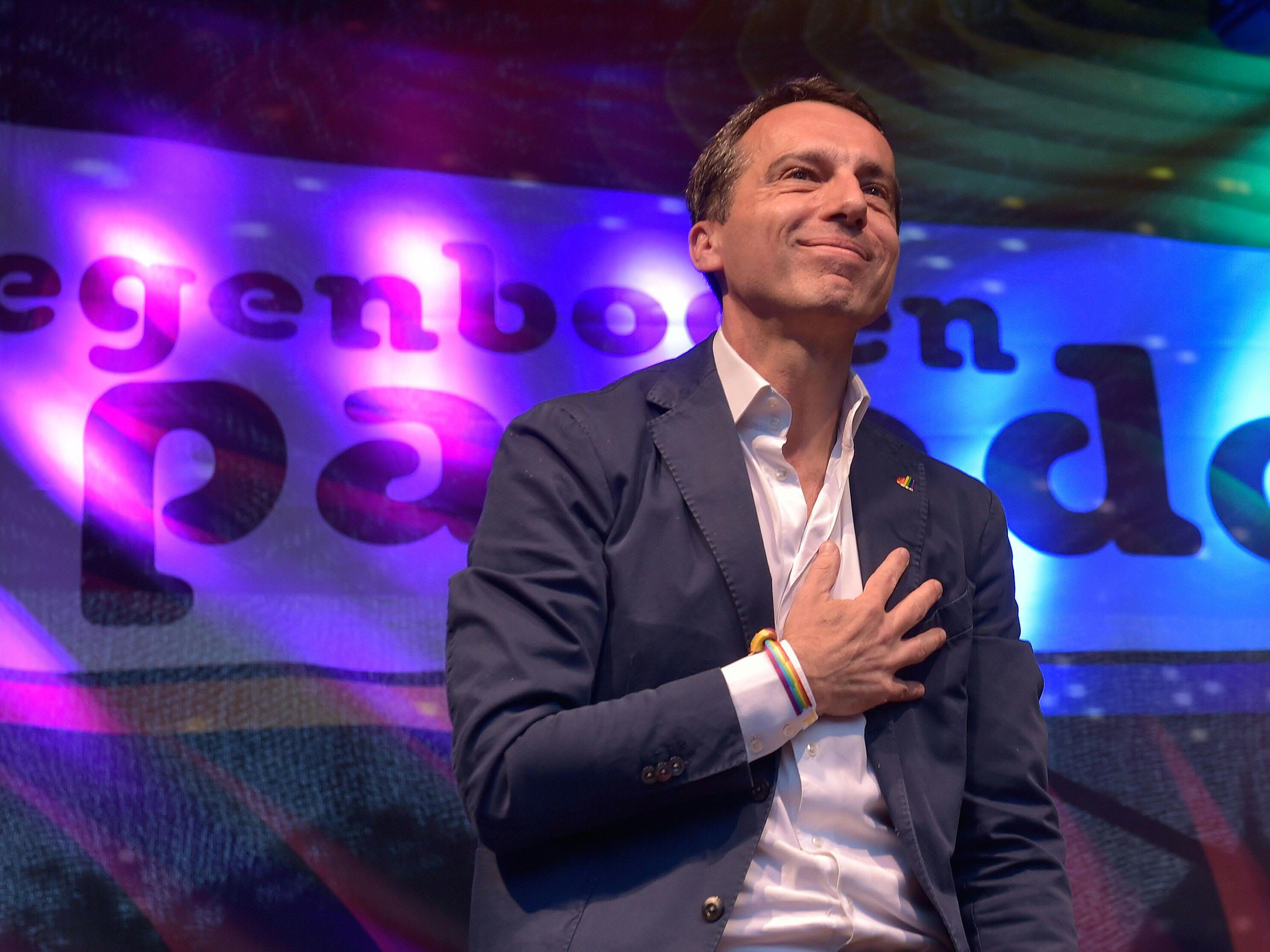 Gefeierter Aufritt von Bundeskanzler Kern bei der 21. Wiener Regenbogenparade. Gefeierter Aufritt von Bundeskanzler Kern bei der 21. Wiener Regenbogenparade.