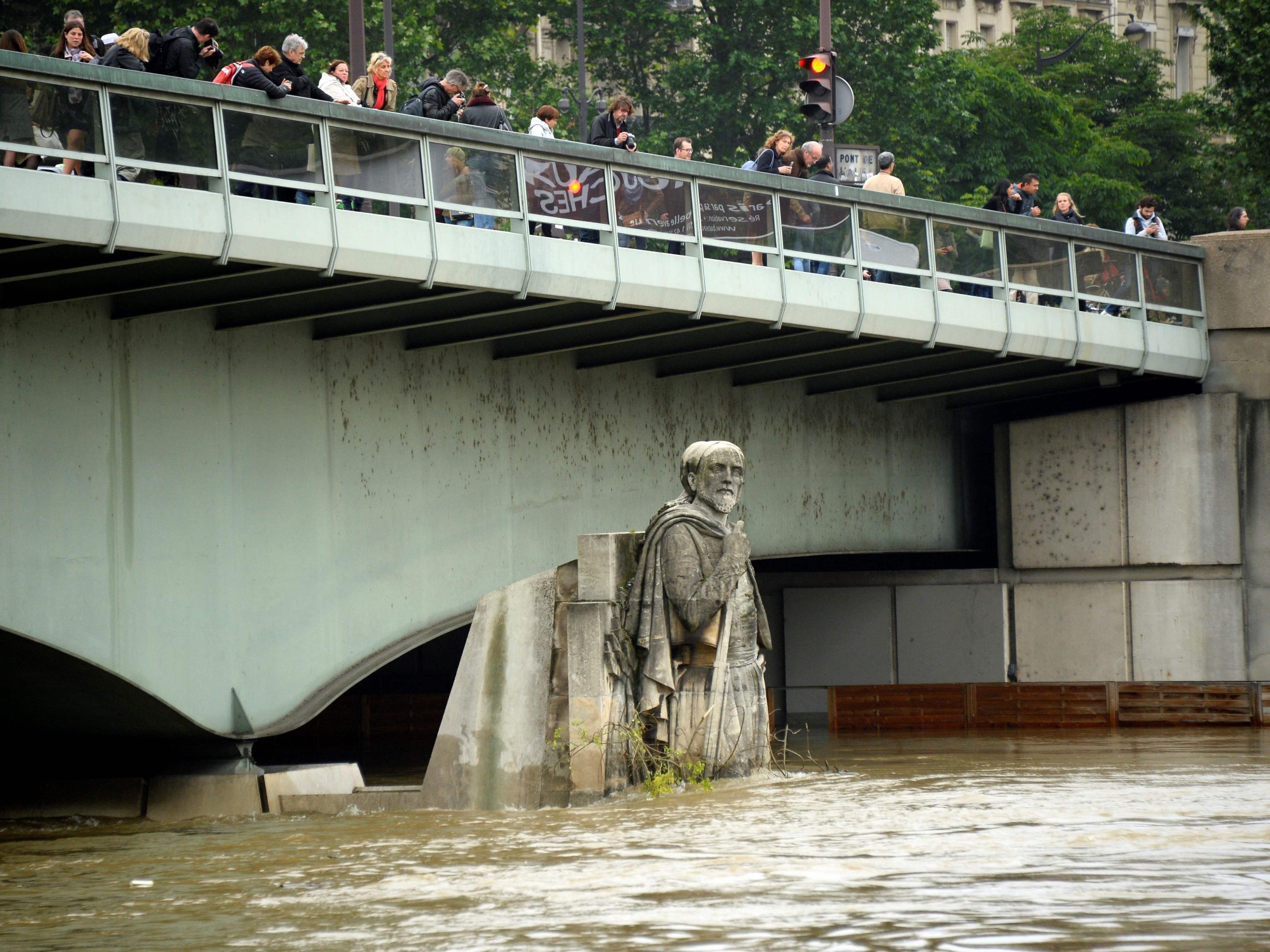 Der Fluss in Paris stieg auf ein Rekordniveau seit 1982.