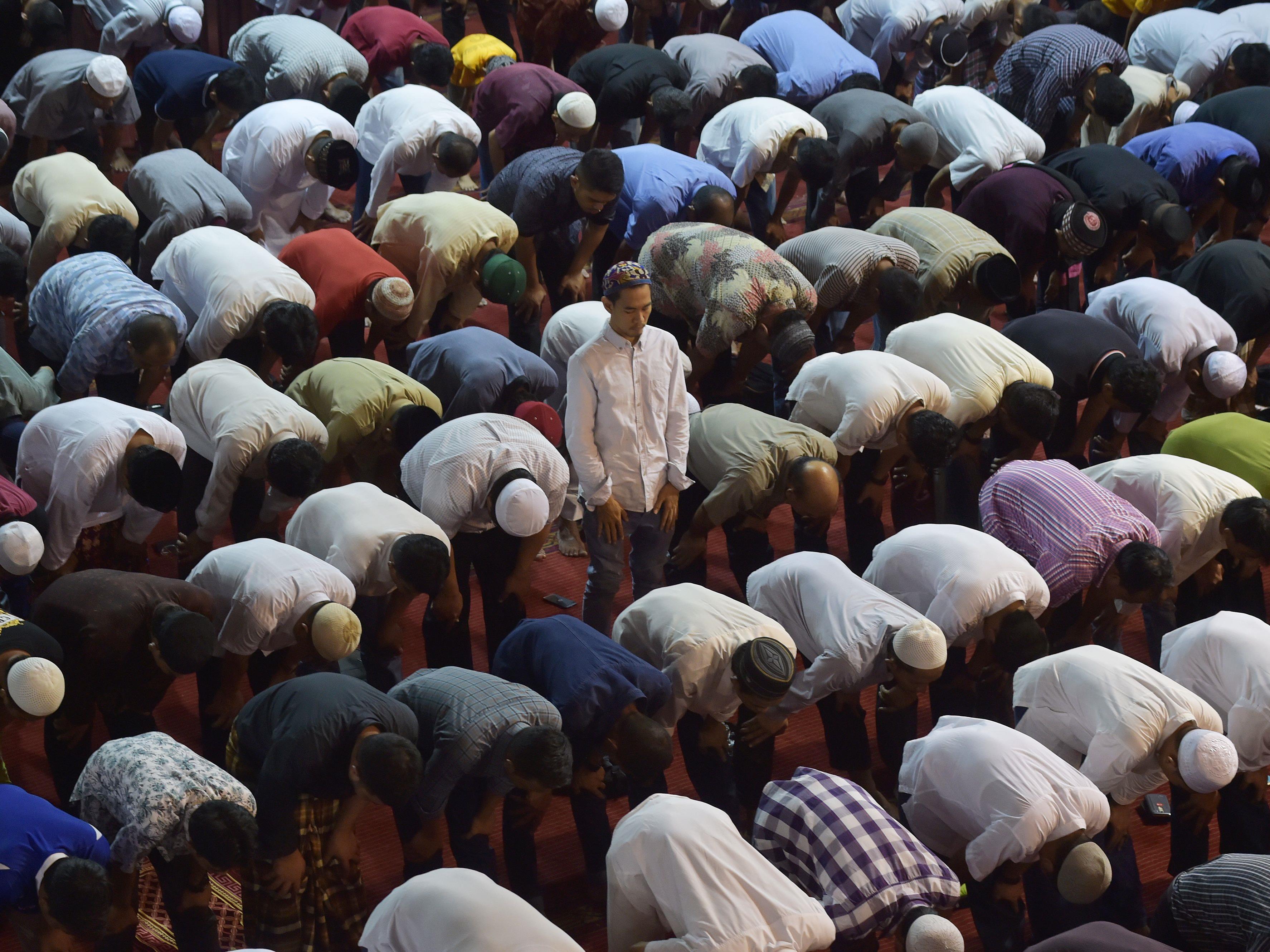 Neben dem Verzicht auf Genuss während des Tages, geht es im Ramadan auch um gemeinsames Beten.