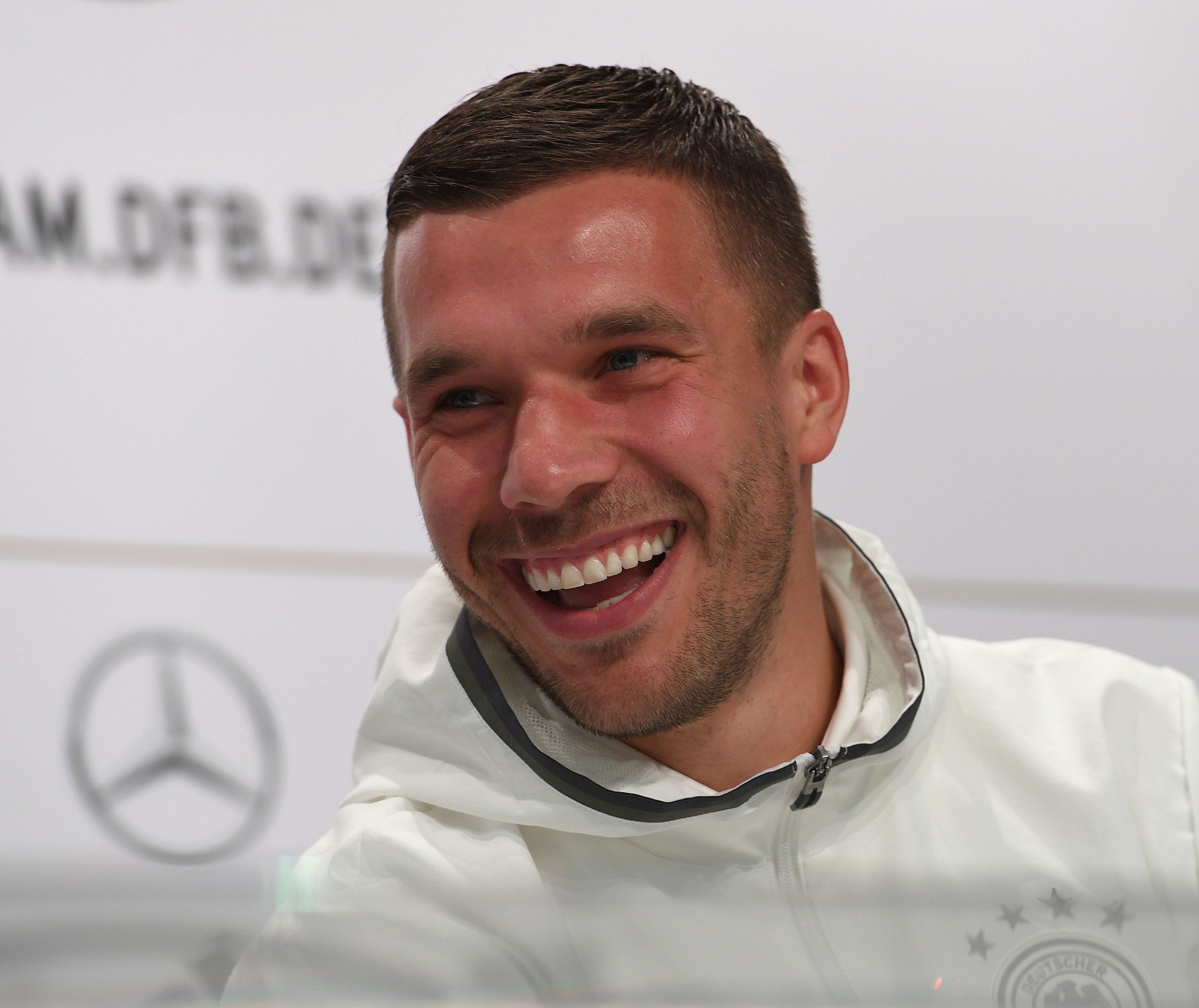Lukas Podolski sorgte für Lacher auf der Pressekonferenz. Lukas Podolski sorgte für Lacher auf der Pressekonferenz.