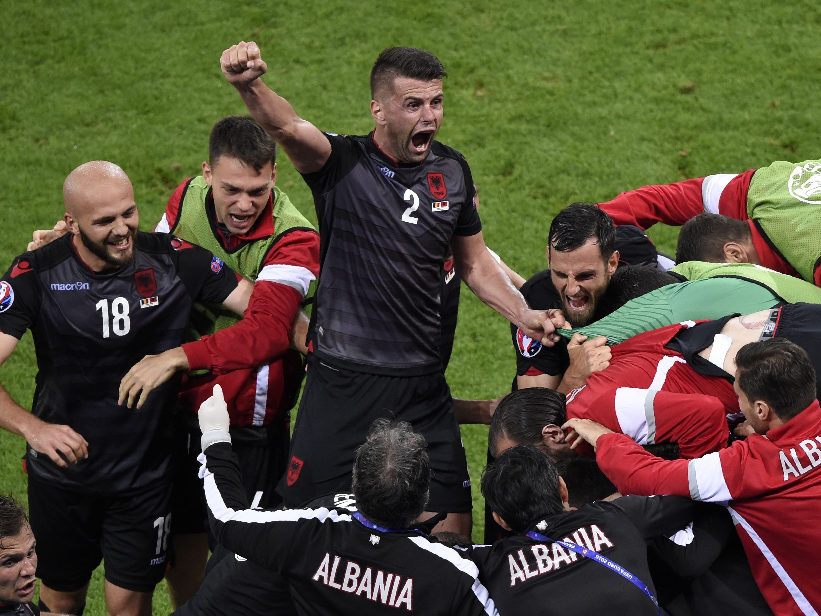Frankreich bleibt Tabellenerster, Albanien (Bild) punktet im Entscheidungsspiel. Frankreich bleibt Tabellenerster, Albanien (Bild) punktet im Entscheidungsspiel.