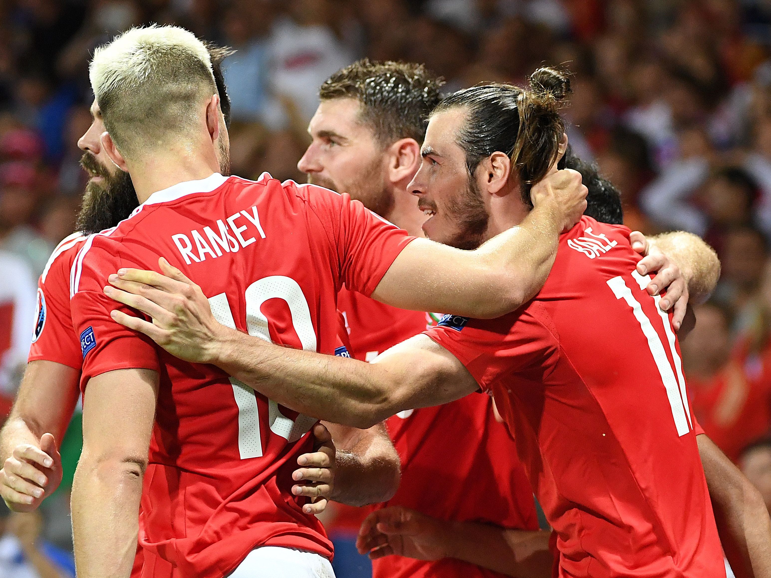 Wales feiert einen 3:0-Sieg über Russland. Wales feiert einen 3:0-Sieg über Russland.