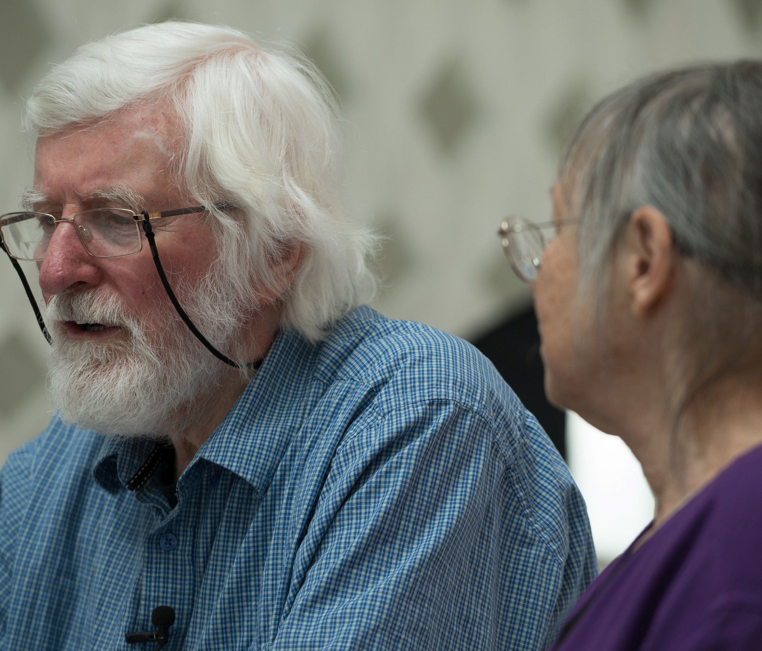 Das Paar lernte sich in einem Irischen Pub kennen Das Paar lernte sich in einem Irischen Pub kennen