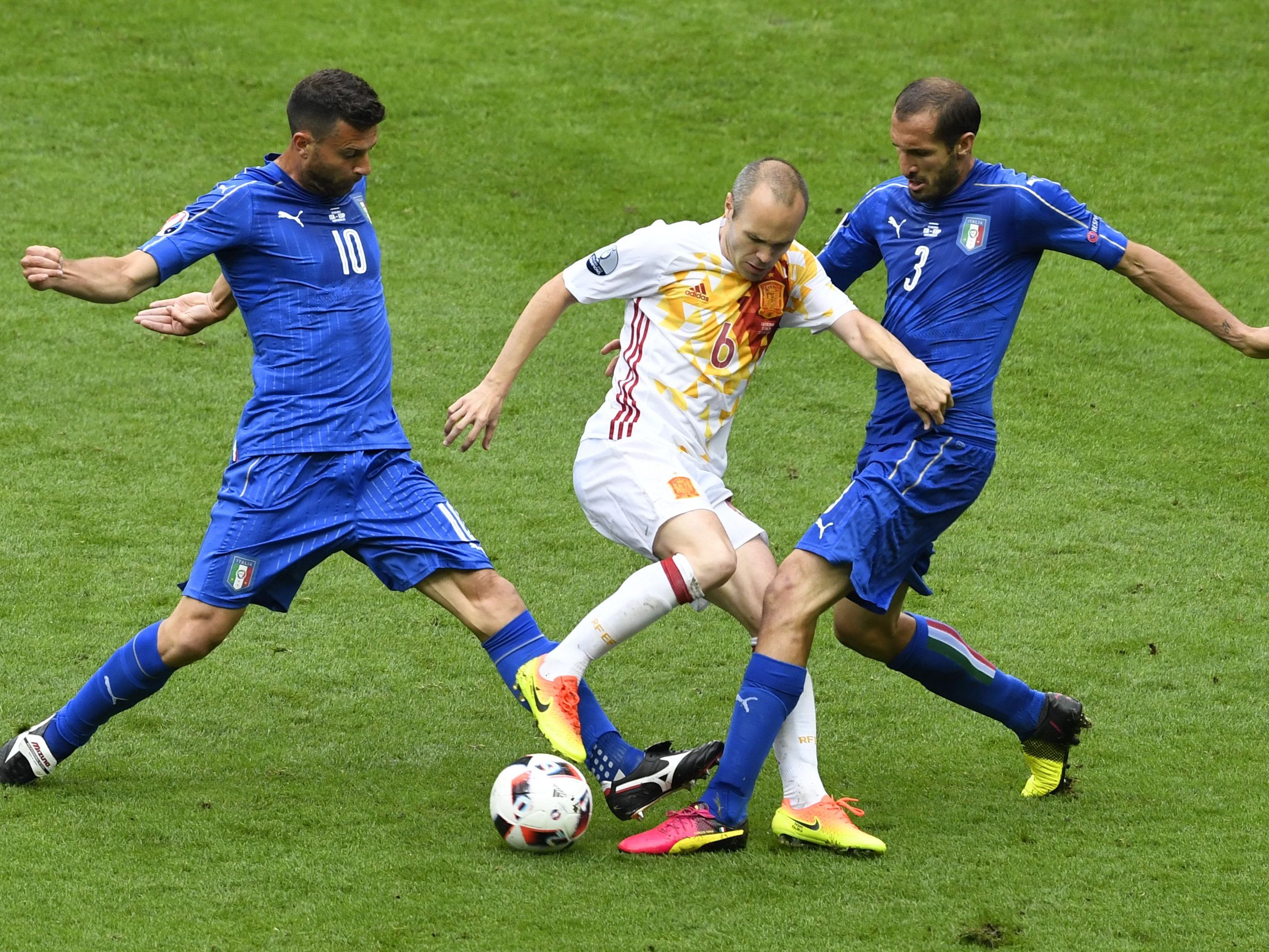 Italien spielte sich gegen Spanien ins Viertelfinale. Italien spielte sich gegen Spanien ins Viertelfinale.