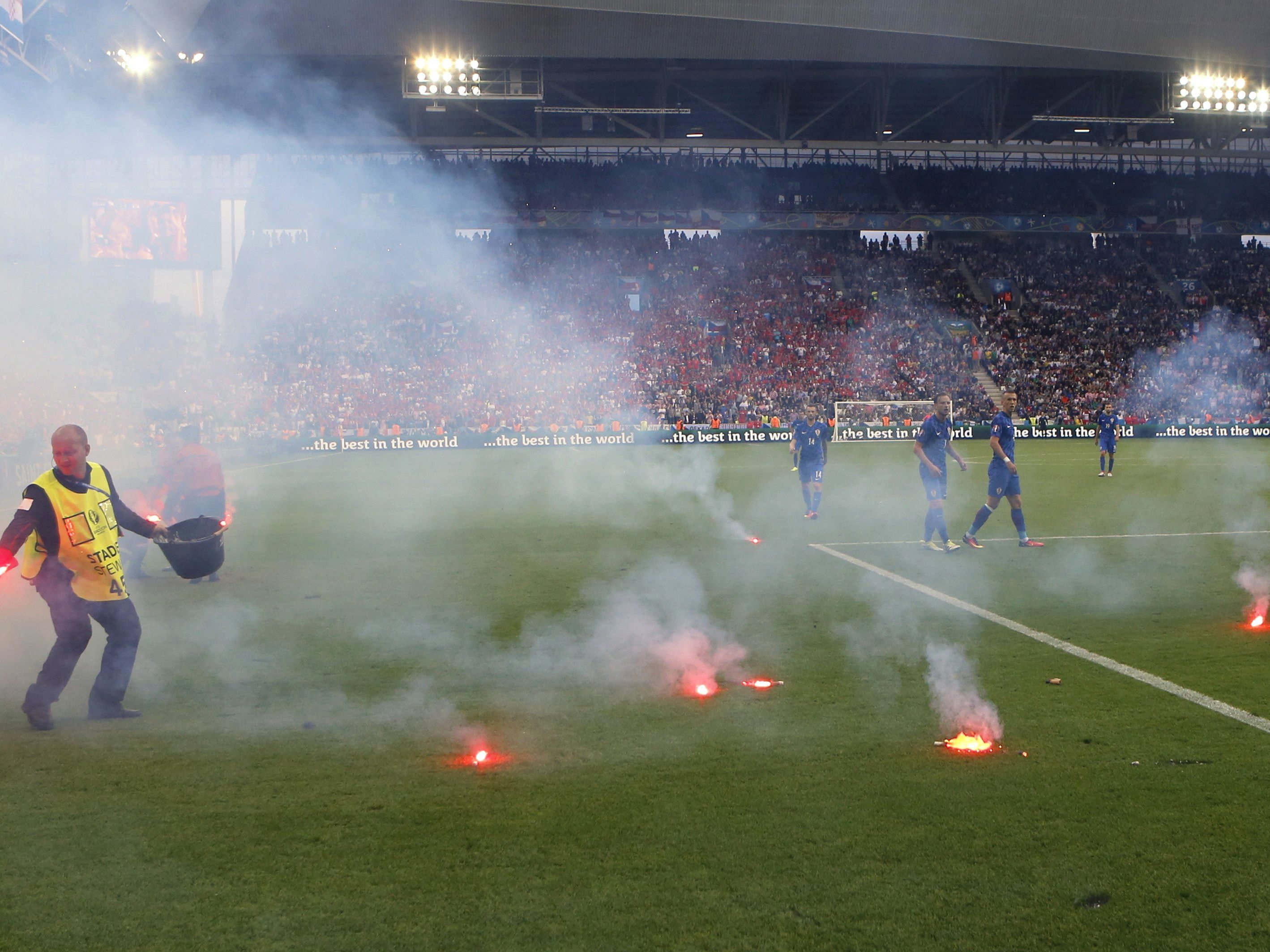 Kroatische Fans sorgten für Spielunterbrechung beim Spiel Tschechien gegen Kroatien. Kroatische Fans sorgten für Spielunterbrechung beim Spiel Tschechien gegen Kroatien.