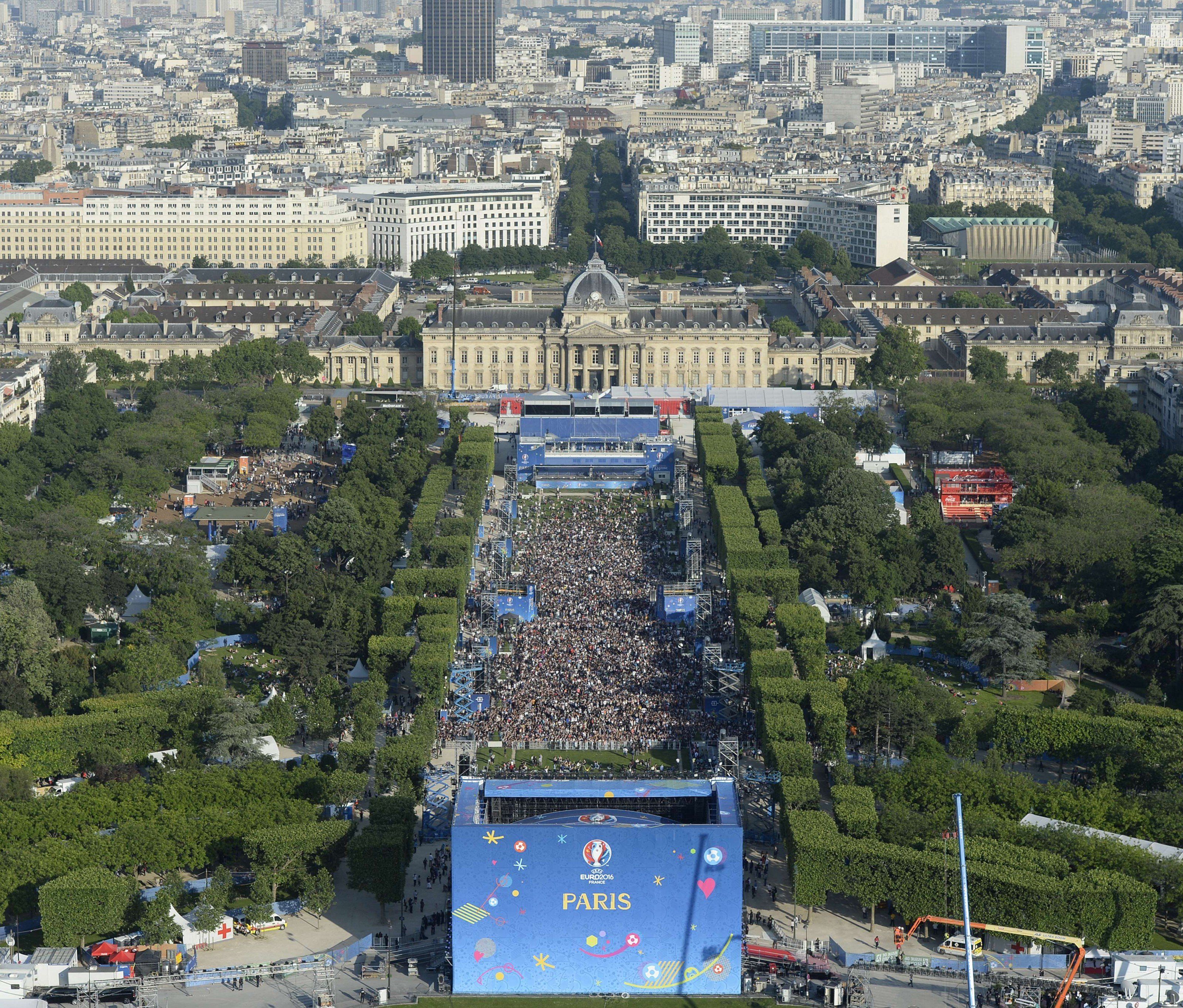 Die Fan-Meile vor dem Eiffelturm in Paris. Die Fan-Meile vor dem Eiffelturm in Paris.