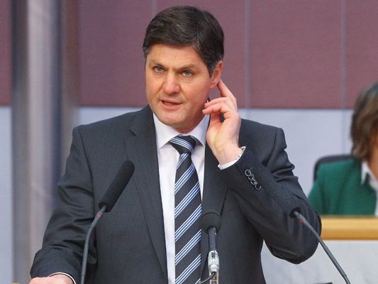 FPÖ-Klubobmann Daniel Allgäuer kritisiert die aktuelle Diskussion zwischen SPÖ und ÖVP auf Bundesebene. FPÖ-Klubobmann Daniel Allgäuer kritisiert die aktuelle Diskussion zwischen SPÖ und ÖVP auf Bundesebene.