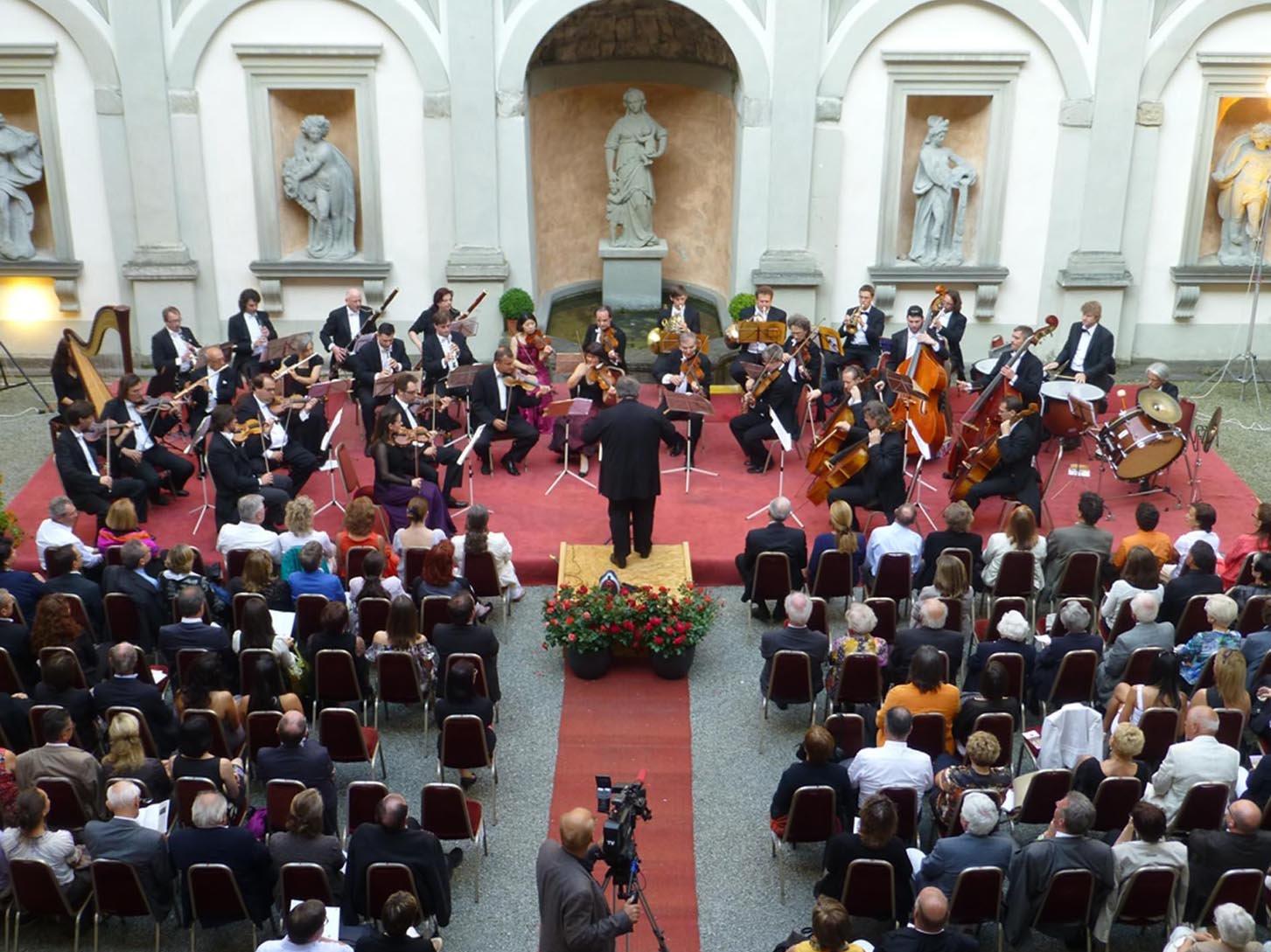 Das Open-Air-Konzert des Kammerorchesters Arpeggione findet bei Schönwetter im Palasthof statt.
