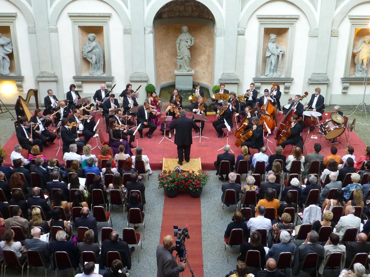 Das Open-Air-Konzert des Kammerorchesters Arpeggione findet bei Schönwetter im Palasthof statt. Das Open-Air-Konzert des Kammerorchesters Arpeggione findet bei Schönwetter im Palasthof statt.