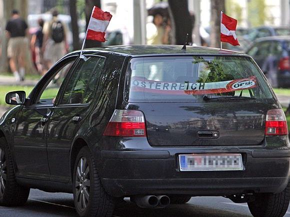 Zur Fußball-EM befestigen zahlreiche Autofahrer diverse National-Fahnen an ihre Fahrzeuge