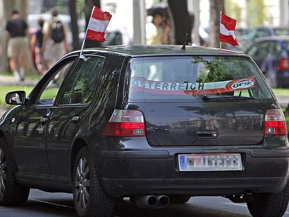 Zur Fußball-EM befestigen zahlreiche Autofahrer diverse National-Fahnen an ihre Fahrzeuge Zur Fußball-EM befestigen zahlreiche Autofahrer diverse National-Fahnen an ihre Fahrzeuge