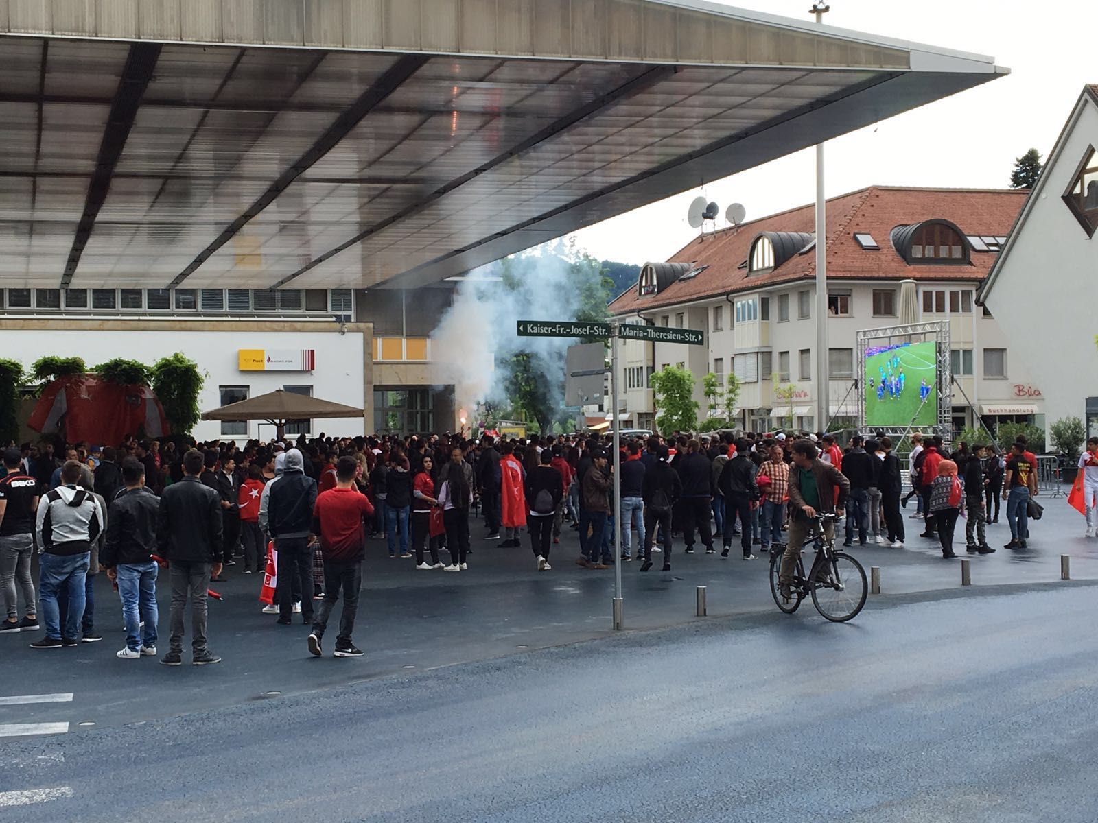 Pyrotechnik wurde beim Pulic Viewing in Lustenau in der Zuschauermenge gezündet. Pyrotechnik wurde beim Pulic Viewing in Lustenau in der Zuschauermenge gezündet.