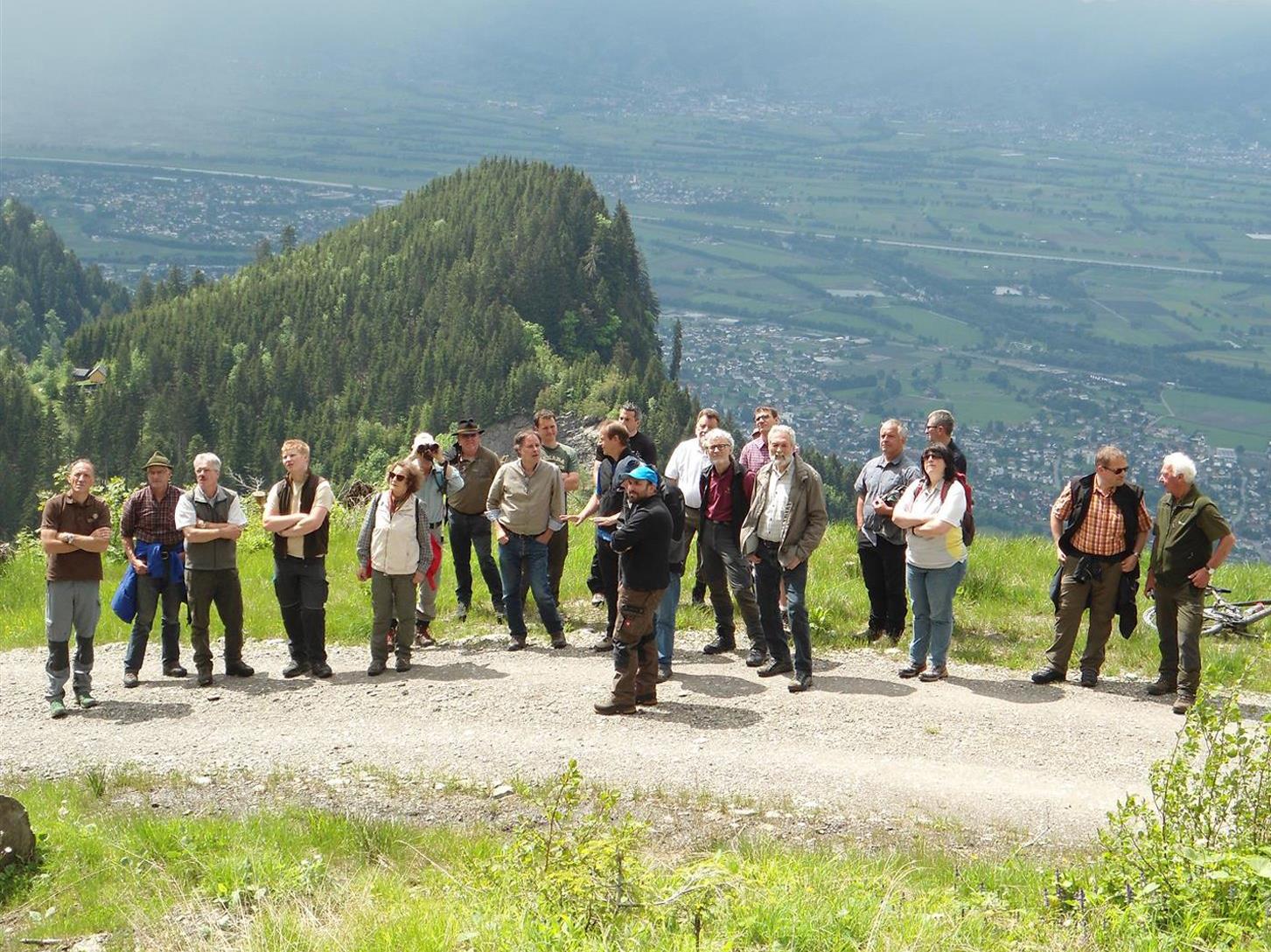 Der Vorarlberger Waldverein lud zur Besichtigung der Rutschung am Briedler ein.
