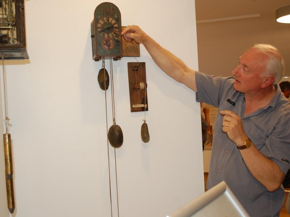 Reinhard Häfele restaurierte für die Ausstellung über 20 alte Holzräder-Uhren.