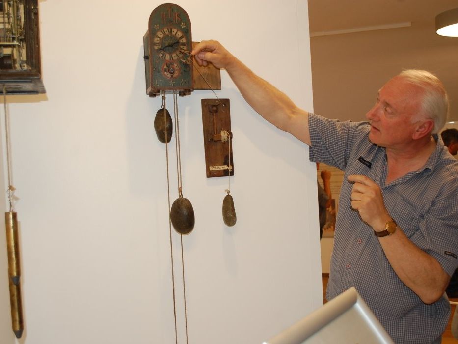 Reinhard Häfele restaurierte für die Ausstellung über 20 alte Holzräder-Uhren. Reinhard Häfele restaurierte für die Ausstellung über 20 alte Holzräder-Uhren.