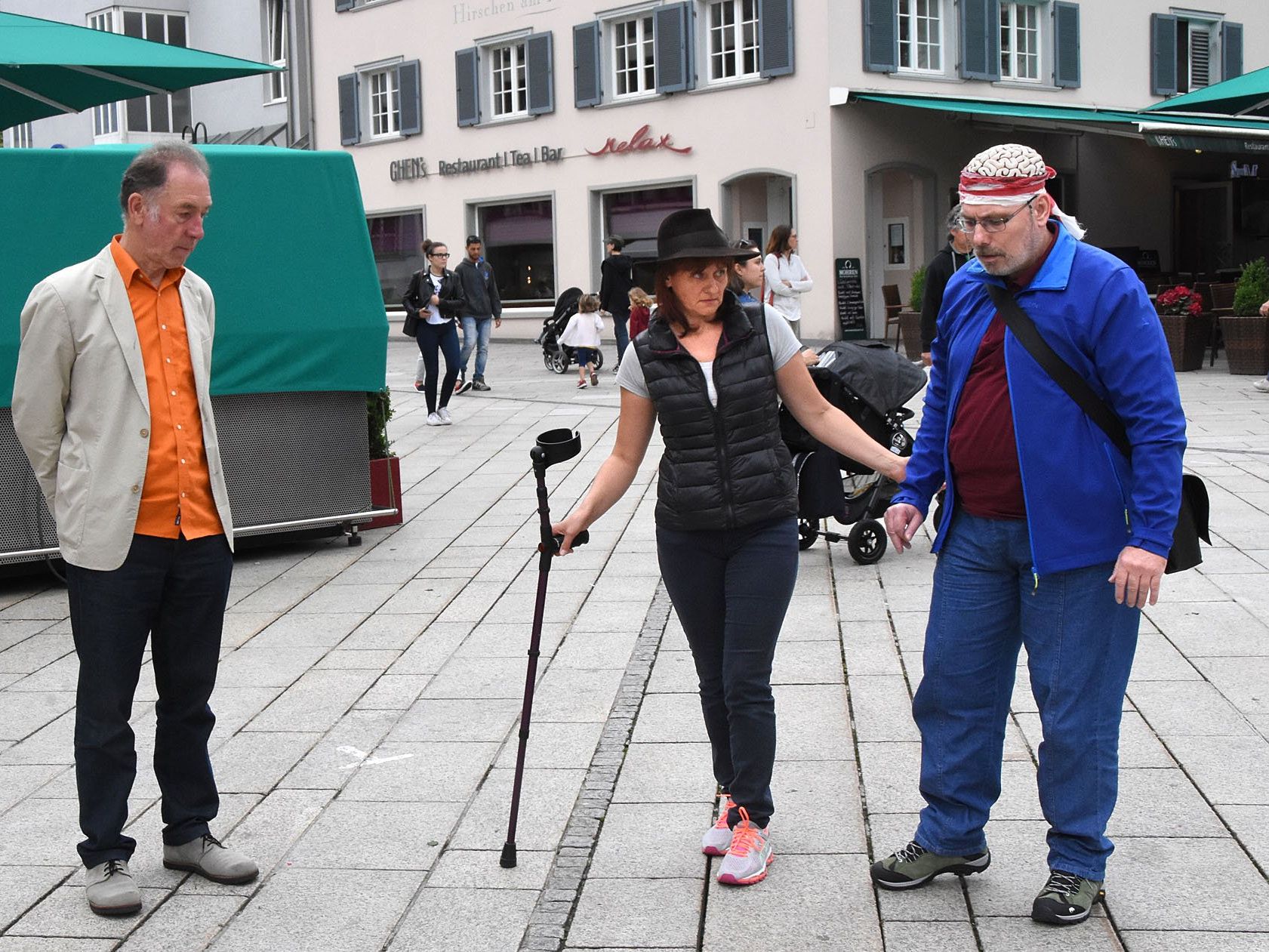 In Begleitung einer Mitarbeiterin des Mobilen Hilfsdienstes des Außermontafons querte Schlaganfall-Patient Kurt Gerszi freihändig den Dornbirner Marktplatz. In Begleitung einer Mitarbeiterin des Mobilen Hilfsdienstes des Außermontafons querte Schlaganfall-Patient Kurt Gerszi freihändig den Dornbirner Marktplatz.