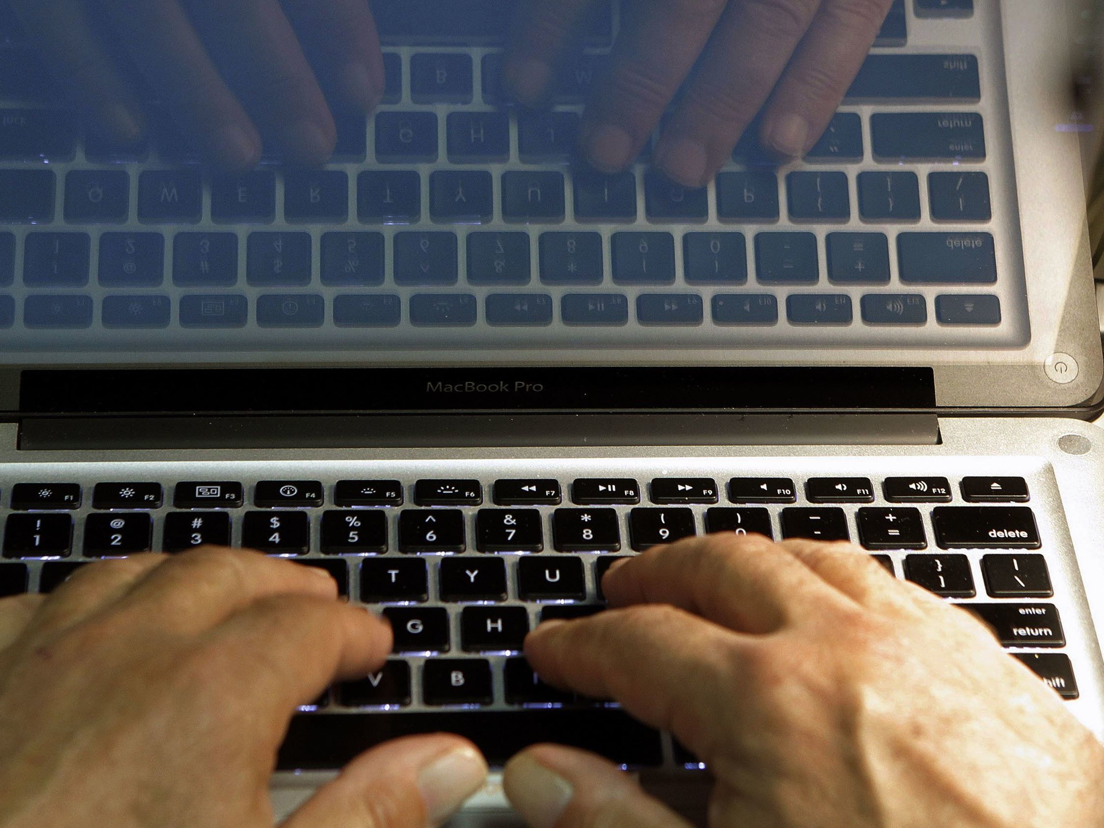 Im Internet kursieren derzeit Millionen von Nutzerdaten aus jahrealten Angriffen auf Netzwerke wie MySpace, Tumblr und LinkedIn. Nun soll auch ein Datensatz mit fast 33 Millionen Einträgen von Twitter aufgetaucht sein. Im Internet kursieren derzeit Millionen von Nutzerdaten aus jahrealten Angriffen auf Netzwerke wie MySpace, Tumblr und LinkedIn. Nun soll auch ein Datensatz mit fast 33 Millionen Einträgen von Twitter aufgetaucht sein.