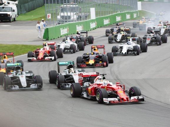 Am Start überholte Vettel im Ferrari gleich beide Mercedes-Piloten.