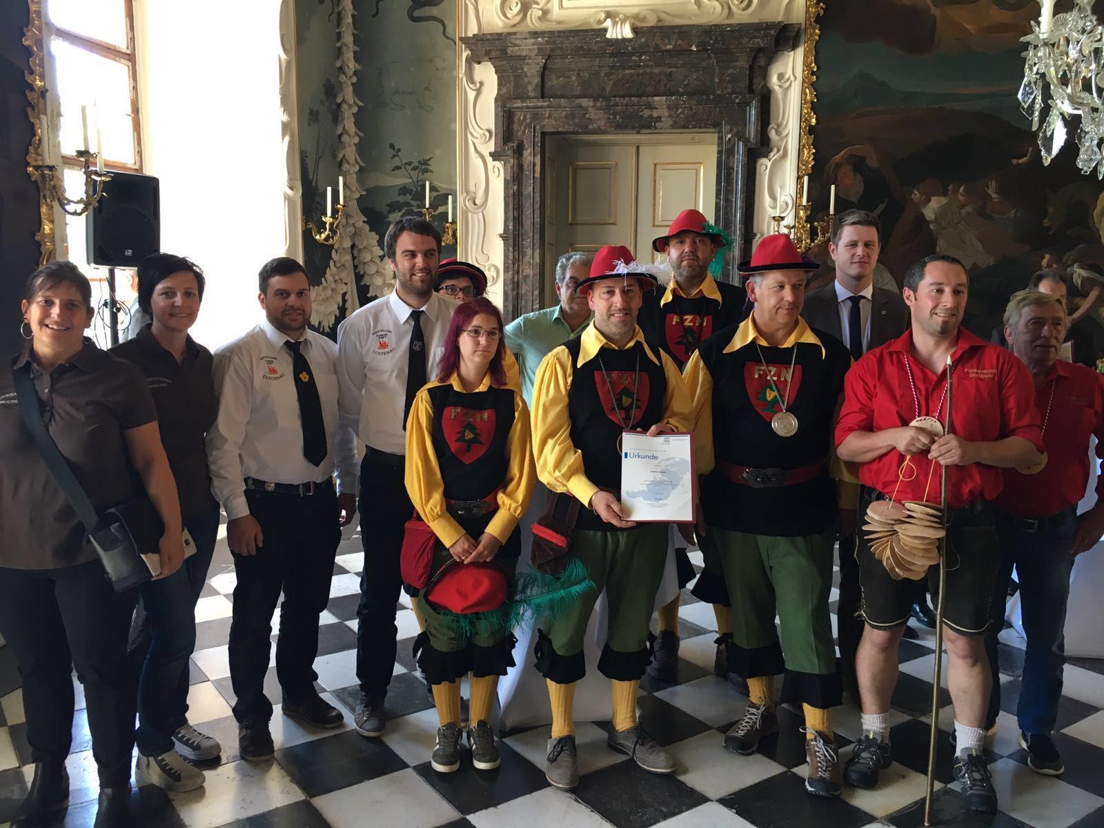 Gruppenfoto der Zunften mit Urkunde Gruppenfoto der Zunften mit Urkunde