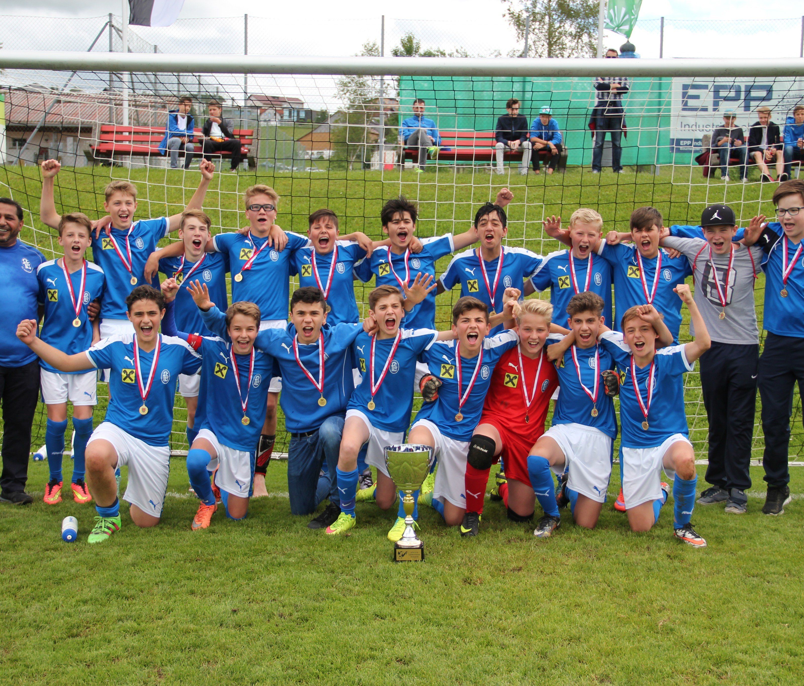 Das U14 Team des FC Lustenau zeigten beim Landesfinale eine starke Leistung und holte sich so verdient den Meistertitel. Das U14 Team des FC Lustenau zeigten beim Landesfinale eine starke Leistung und holte sich so verdient den Meistertitel.
