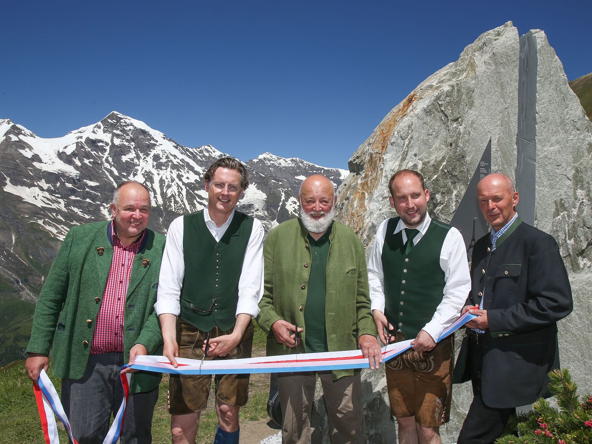 Bei der Eröffnung v.l.n.r.: Karl Forcher (Ausstellungsgestalter, Verständliche Natur und Technik), Johannes Hörl (Vorstandsdirektor Großglockner Hochalpenstraßen AG), Sepp Forcher (ehemals Träger am Heinrich-Schwaiger-Haus zum Großen Wiesbachhorn sowie Wirt der Oberwalderhütte), Hannes Schernthaner (Bürgermeister Gemeinde Fusch a. d. Großglocknerstraße) und Georg Kandutsch (Ausstellungsgestalter, Alpdoc/Büro für alpine Dokumentationen). Bei der Eröffnung v.l.n.r.: Karl Forcher (Ausstellungsgestalter, Verständliche Natur und Technik), Johannes Hörl (Vorstandsdirektor Großglockner Hochalpenstraßen AG), Sepp Forcher (ehemals Träger am Heinrich-Schwaiger-Haus zum Großen Wiesbachhorn sowie Wirt der Oberwalderhütte), Hannes Schernthaner (Bürgermeister Gemeinde Fusch a. d. Großglocknerstraße) und Georg Kandutsch (Ausstellungsgestalter, Alpdoc/Büro für alpine Dokumentationen).