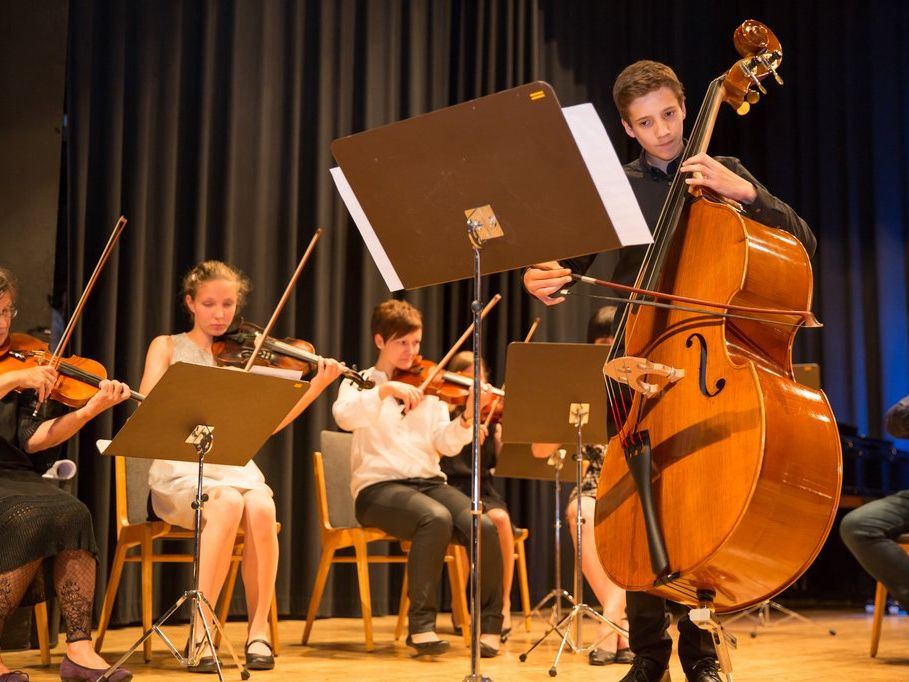 Viel Applaus erntete Konstantin Schallert für sein Darbietung am Kontrabass. Viel Applaus erntete Konstantin Schallert für sein Darbietung am Kontrabass.